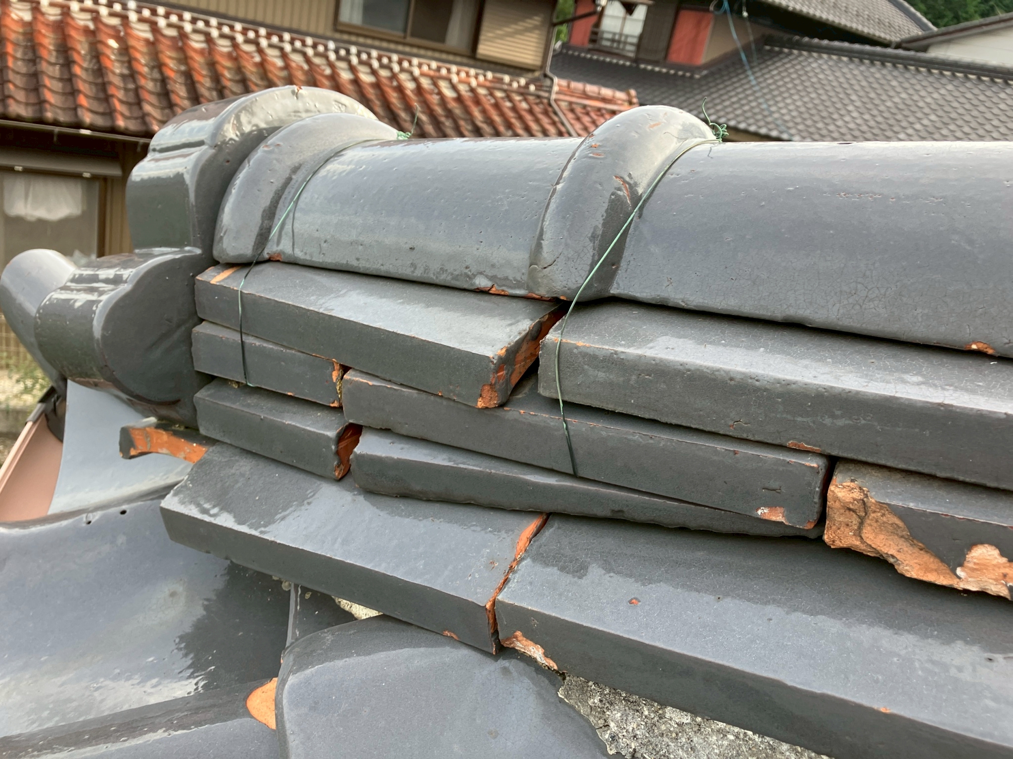 棟のゆがみと棟瓦の破損